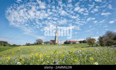 Die gothische Wallfahrtskirche Sankt Ägidius in Schildthurn hat den höchsten Dorfkirchturm Bayerns. Der 78 Meter hohe Tuffturm ist weithin sichtbar und dominiert die Landschaft. [Automatisierte Übersetzung] Stockfoto