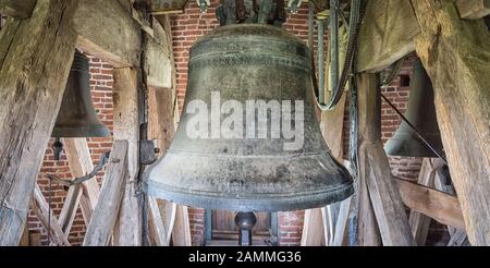 Die gothische Wallfahrtskirche Sankt Ägidius in Schildthurn hat den höchsten Dorfkirchturm Bayerns. Die Glocke stammt aus der Zeit, als der Kirchturm erbaut wurde - aufgrund seiner Größe und der Unmöglichkeit, ihn zu erweitern, überstand sie die verschiedenen Kriege, ohne eingeschmolzen zu werden. [Automatisierte Übersetzung] Stockfoto