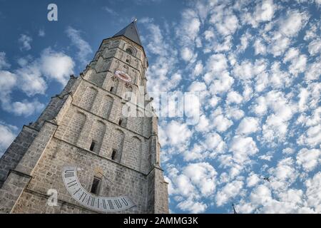 Die gothische Wallfahrtskirche Sankt Ägidius in Schildthurn hat den höchsten Dorfkirchturm Bayerns. Der 78 Meter hohe Tuffturm ist weithin sichtbar und dominiert die Landschaft. [Automatisierte Übersetzung] Stockfoto