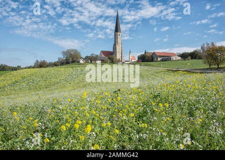 Die gothische Wallfahrtskirche Sankt Ägidius in Schildthurn hat den höchsten Dorfkirchturm Bayerns. Der 78 Meter hohe Tuffturm ist weithin sichtbar und dominiert die Landschaft. [Automatisierte Übersetzung] Stockfoto
