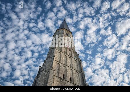 Die gothische Wallfahrtskirche Sankt Ägidius in Schildthurn hat den höchsten Dorfkirchturm Bayerns. Der 78 Meter hohe Tuffturm ist weithin sichtbar und dominiert die Landschaft. [Automatisierte Übersetzung] Stockfoto