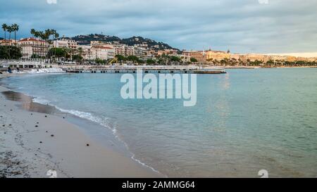 Croisette Strand und Stadtbild von Cannes in der Abenddämmerung in Cannes Frankreich Stockfoto