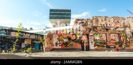 Das Werksviertel auf dem ehemaligen Pfanni-Gelände hinter dem Münchner Ostbahnhof (Ostbahnhof). Im Hintergrund thront die Medienbrücke. [Automatisierte Übersetzung] Stockfoto