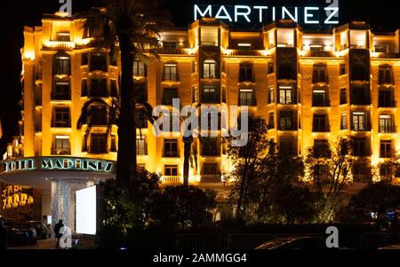 Cannes France, 28. Dezember 2019: Martinez Luxushotelfassade und Schild in der Nacht in La Croisette Cannes France beleuchtet Stockfoto