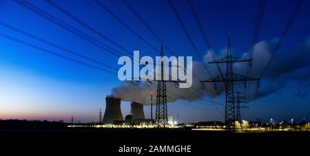 In Gundremmingen wird am 07.12.2017 Wasserdampf aus den Kühltürmen des Kernkraftwerks austreten. Das Kernkraftwerk Gundremmingen ist das leistungsstärkste in Deutschland. Block B wird im Rahmen der Energiewende am 31.12.2017 abgeschaltet. [Automatisierte Übersetzung] Stockfoto