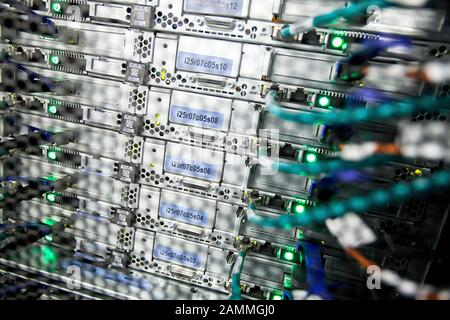 Starttaste für die Inbetriebnahme des neuen Hochleistungsrechners SuperMUC Phase 2 im Rechenzentrum der Firma Leiz (lrz) in Garching. [Automatisierte Übersetzung] Stockfoto