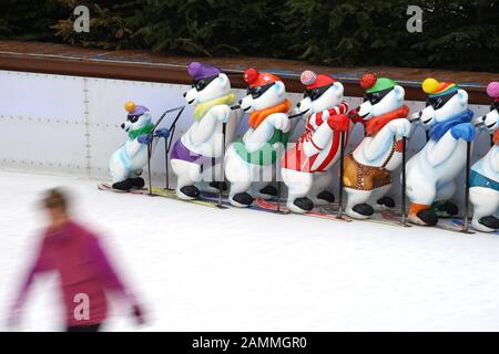 Schlittschuhvergnügen im Freien beim Münchner Eiszauber auf dem Stachus. Im Hintergrund Eisbären als Eiskunstlaufhilfen. [Automatisierte Übersetzung] Stockfoto