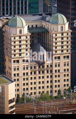 Osaka, JAPAN - 15. OKTOBER 2019: Hotel Monterey Osaka, das entworfen wurde, um das Wiener Schloss Schönbrunn mit der Kirche von Brüggen aus zu imitieren Stockfoto