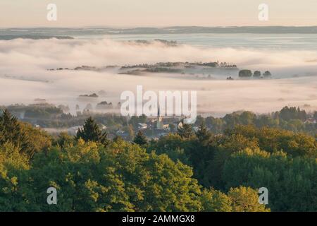 Panorama in der nebligen Atmosphäre der aufgehenden Sonne über den Chiemgau von der Seiser Alm mit Bernau im Vordergrund, Chiemgau, Oberbayern [automatisierte Übersetzung] Stockfoto