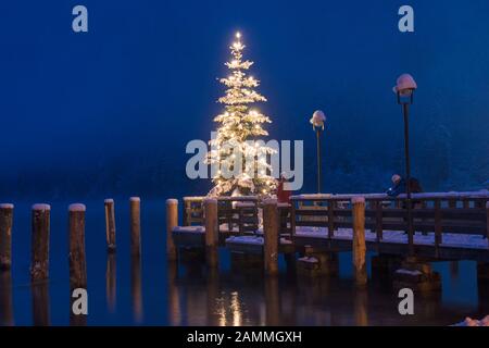 Der strahlende und brennende weihnachtsbaum am Königssee im Schönauer Berchtesgadener Land [automatisierte Übersetzung] Stockfoto