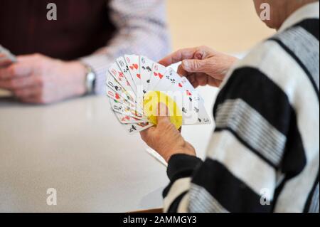 Canasta Runde im Alten Volks- und Seniorenzentrum (ASZ) Au in Haidhausen [automatisierte Übersetzung] Stockfoto