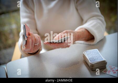 Canasta Runde im Alten Volks- und Seniorenzentrum (ASZ) Au in Haidhausen [automatisierte Übersetzung] Stockfoto