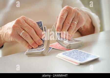 Canasta Runde im Alten Volks- und Seniorenzentrum (ASZ) Au in Haidhausen [automatisierte Übersetzung] Stockfoto