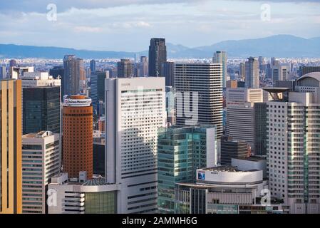 Osaka, JAPAN - 15. OKTOBER 2019: Der Blick vom Umeda Sky Building Observatory auf das Wolkenkratzerzentrum mit Herbis Plaza vor JR Osaka Stat Stockfoto