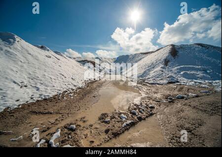 In der Schotteranlage "Bernhard Glück Kies-Sand-Hartsteinsplitt GmbH" in der Spitzackerstraße / Würmtalstraße in Gräfelfing sind Kieselberge mit Schnee bedeckt. [Automatisierte Übersetzung] Stockfoto