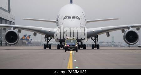 Landung des ersten Lufthansa-Flugzeugs vom Typ Airbus A380-800 mit dem Namen 'Munich' auf dem Franz-Josef-Strauß-Flughafen in Erdinger-Moos. [Automatisierte Übersetzung] Stockfoto