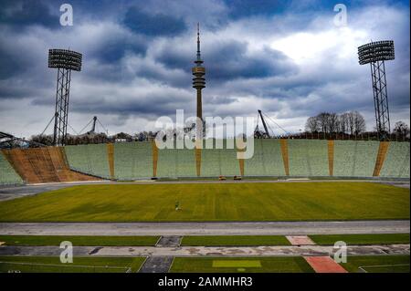 Sitztribüne und Anzeigetafel im Olympiastadion München. Im Hintergrund der Olympiaturm. [Automatisierte Übersetzung] Stockfoto