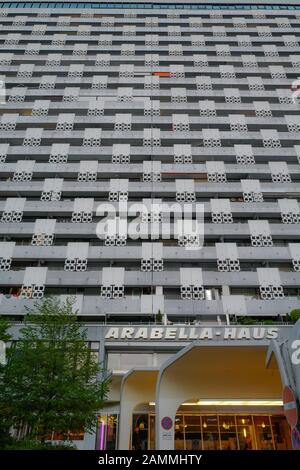 Das Arabellahaus mit dem Sheraton Arabellaprk Hotel am Rosenkavalierplatz in Bogenhausen (Architekt Toby Schmidbauer). [Automatisierte Übersetzung] Stockfoto