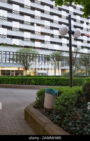 Das Arabellahaus mit dem Sheraton Arabellaprk Hotel am Rosenkavalierplatz in Bogenhausen (Architekt Toby Schmidbauer). [Automatisierte Übersetzung] Stockfoto