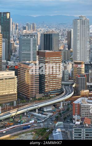 Osaka, JAPAN - 15. OKTOBER 2019: Die Vogelperspektive auf die Autobahn zwischen den Wolkenkratzern im Zentrum von Kita (Norden) im Stadtzentrum von Osaka. Japan Stockfoto