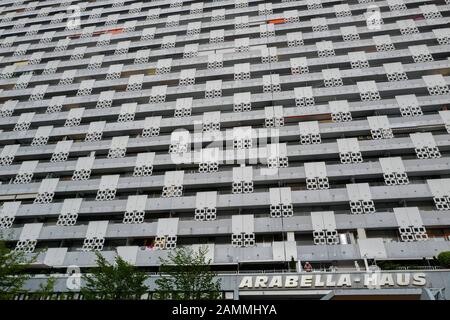 Das Arabellahaus mit dem Sheraton Arabellaprk Hotel am Rosenkavalierplatz in Bogenhausen (Architekt Toby Schmidbauer). [Automatisierte Übersetzung] Stockfoto