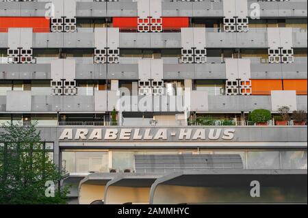 Das Arabellahaus mit dem Sheraton Arabellaprk Hotel am Rosenkavalierplatz in Bogenhausen (Architekt Toby Schmidbauer). [Automatisierte Übersetzung] Stockfoto