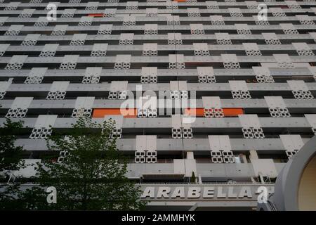 Das Arabellahaus mit dem Sheraton Arabellaprk Hotel am Rosenkavalierplatz in Bogenhausen (Architekt Toby Schmidbauer). [Automatisierte Übersetzung] Stockfoto