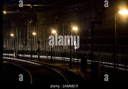 Sperrung der S-Bahn-Stammstrecke über das Wochenende für die Instandhaltung von Schienen, Stromleitungen und Weichen. [Automatisierte Übersetzung] Stockfoto