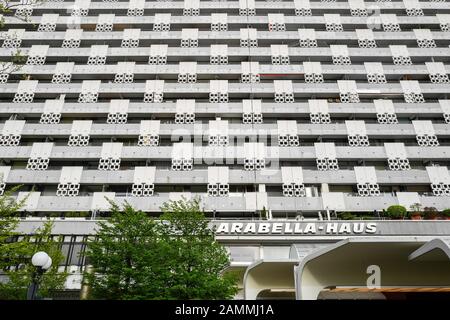 Das Arabellahaus mit dem Sheraton Arabellaprk Hotel am Rosenkavalierplatz in Bogenhausen (Architekt Toby Schmidbauer). [Automatisierte Übersetzung] Stockfoto