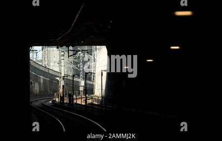 Sperrung der S-Bahn-Stammstrecke über das Wochenende für die Instandhaltung von Schienen, Stromleitungen und Weichen. [Automatisierte Übersetzung] Stockfoto