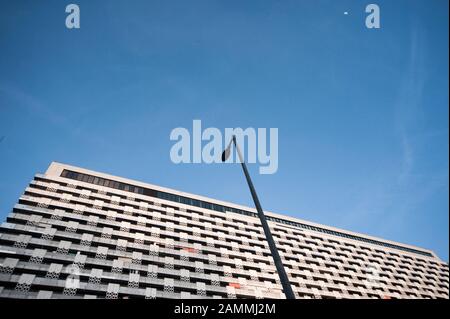 Das Arabellahaus mit dem Sheraton Arabellaprk Hotel am Rosenkavalierplatz in Bogenhausen (Architekt Toby Schmidbauer). [Automatisierte Übersetzung] Stockfoto