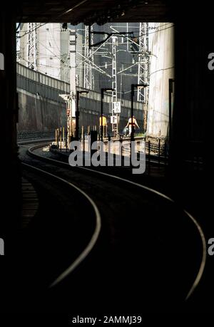 Sperrung der S-Bahn-Stammstrecke über das Wochenende für die Instandhaltung von Schienen, Stromleitungen und Weichen. [Automatisierte Übersetzung] Stockfoto