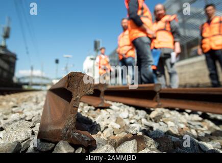 Sperrung der S-Bahn-Stammstrecke über das Wochenende für die Instandhaltung von Schienen, Stromleitungen und Weichen. [Automatisierte Übersetzung] Stockfoto