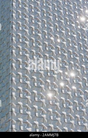 Die neu erbaute katholische Pfarrkirche Seliger Pater Rupert Mayer in Poing (Architekt: Andreas Meck). Die façade besteht aus weißen Keramikfliesen, die in der Sonne glitzernden. [Automatisierte Übersetzung] Stockfoto