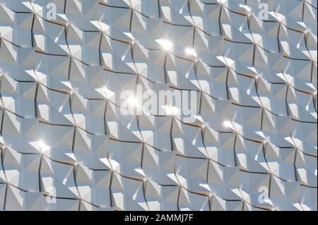 Die neu erbaute katholische Pfarrkirche Seliger Pater Rupert Mayer in Poing (Architekt: Andreas Meck). Die façade besteht aus weißen Keramikfliesen, die in der Sonne glitzernden. [Automatisierte Übersetzung] Stockfoto