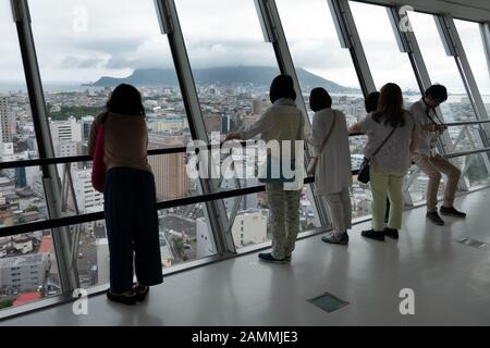 Menschen und Touristen, die vom Goryokaku Tower aus den Blick auf Hakodate, Hokkaido, Japan und Asien haben. Japanische Stadtlandschaft, asiatische Stadt mit Meer und Meer Stockfoto