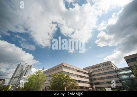 Gebäude im ehemaligen Siemens-Büropark an der Richard-Strauß-Straße 76 in Bogenhausen. Im Hintergrund das HVB-Hochhaus. [Automatisierte Übersetzung] Stockfoto