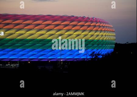 Am Christopher Street Day Leuchtet Die Allianz Arena In Regenbogenfarben Automatisierte Ubersetzung Stockfotografie Alamy