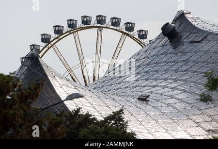 Das Dach des Olympiazelts und ein Riesenrad beim Sommerfest IMPARK im Münchner Olympiapark. [Automatisierte Übersetzung] Stockfoto
