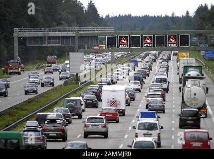 Stau zu Beginn der Sommerferien auf der AUTOBAHN A8 bei Hofolding. [Automatisierte Übersetzung] Stockfoto