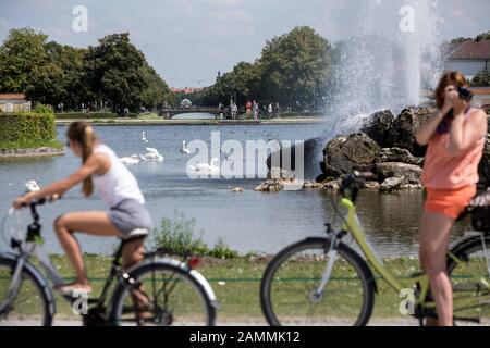 Touristen vor dem Schloss Nymphenburg, Blick auf den Schlossgartenkanal [automatisierte Übersetzung] Stockfoto