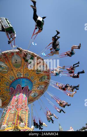 Während der traditionellen Pressetour auf dem Oktoberfestgelände werden die neuen Fahrgeschäfte und Attraktionen im Voraus präsentiert. Im Bild das Kettenkarussell Wellenflieger. [Automatisierte Übersetzung] Stockfoto