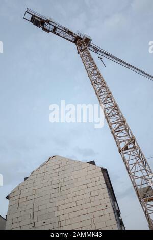 Baulücke an der Schleißheimer Straße / Ecke Rottmannstraße mit einem Baukran und provisorisch verkleideter Fassade des Nachbargrundstücks. [Automatisierte Übersetzung] Stockfoto