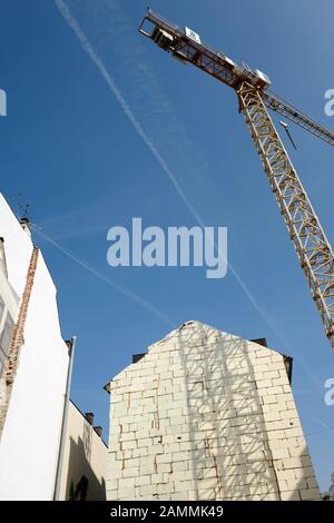 Baulücke an der Schleißheimer Straße / Ecke Rottmannstraße mit einem Baukran und provisorisch verkleideter Fassade des Nachbargrundstücks. [Automatisierte Übersetzung] Stockfoto