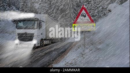 LKW fährt nachts auf Eis und Schnee [automatisierte Übersetzung] Stockfoto