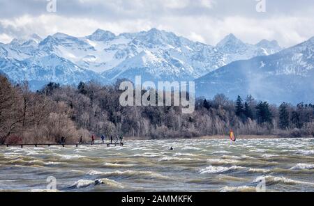 Windsurfer auf dem stürmischen Starnberger See, im Hintergrund die Vorkar-Spirale mit Soiernspitze [automatisierte Übersetzung] Stockfoto