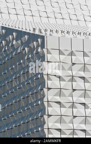 Die neu erbaute katholische Pfarrkirche Seliger Pater Rupert Mayer in Poing (Architekt: Andreas Meck). Die façade besteht aus weißen Keramikfliesen, die in der Sonne glitzernden. [Automatisierte Übersetzung] Stockfoto