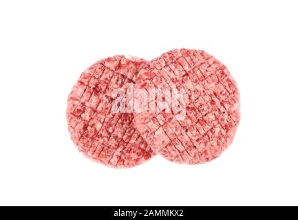 Zwei rohe rosafarbene Rinderschnitzel isoliert auf weißem Hintergrund. Draufsicht. Flaches Lay. Kopierbereich. Stockfoto