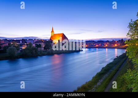 Die Salzach in der Nacht mit der Stiftskirche laufen, Berchtesgadener Land, Oberbayern, Deutschland [automatisierte Übersetzung] Stockfoto