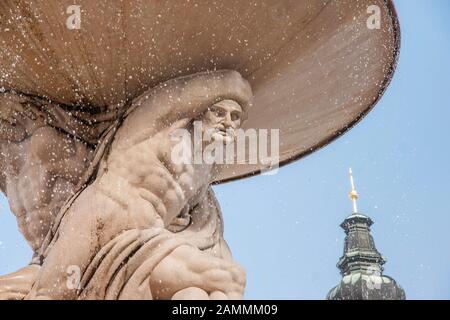 Der Residenz-Brunnen auf dem Residenzplatz vor dem Salzburger Dom [automatisierte Übersetzung] Stockfoto